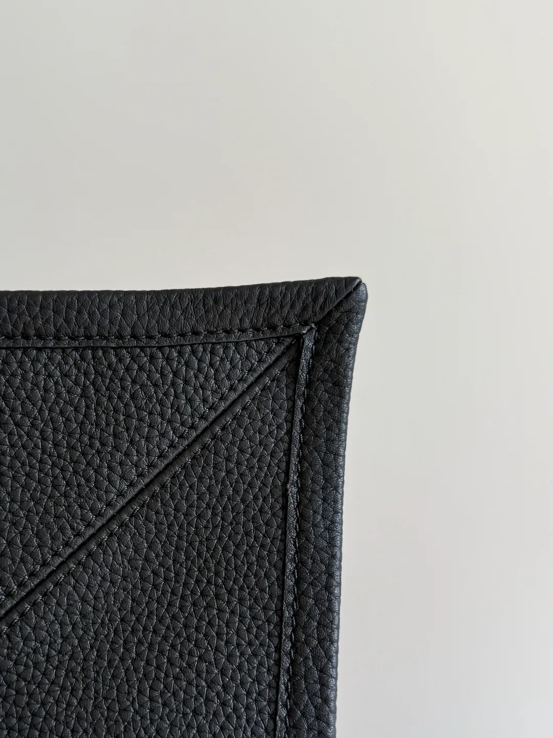 Batch 2220 Bottega Veneta small Sawyer leather model, but still light and soft, the straps can be knotted to adjust the length. Durable and large in capacity, it meets my extremely high standards for small carry-on bags. The texture of cowhide is really amazing, and it can be easily matched with both business and leisure. This bag is a Sawyer Bag that is interpreted with triangles and geometric circles👜. Its soft but indestructible appearance constitutes its fashionable beauty. You can freely adjust the length of the backpack😊No matter how complicated the world is, as long as there is a bag with you, everything will become better, and it is easy for boys and girls to control it! Style number: 815807 Size: 25*17*12cm